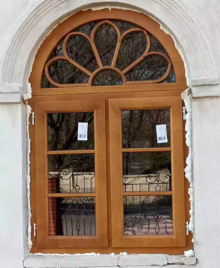drewniane zaokrąglone okno