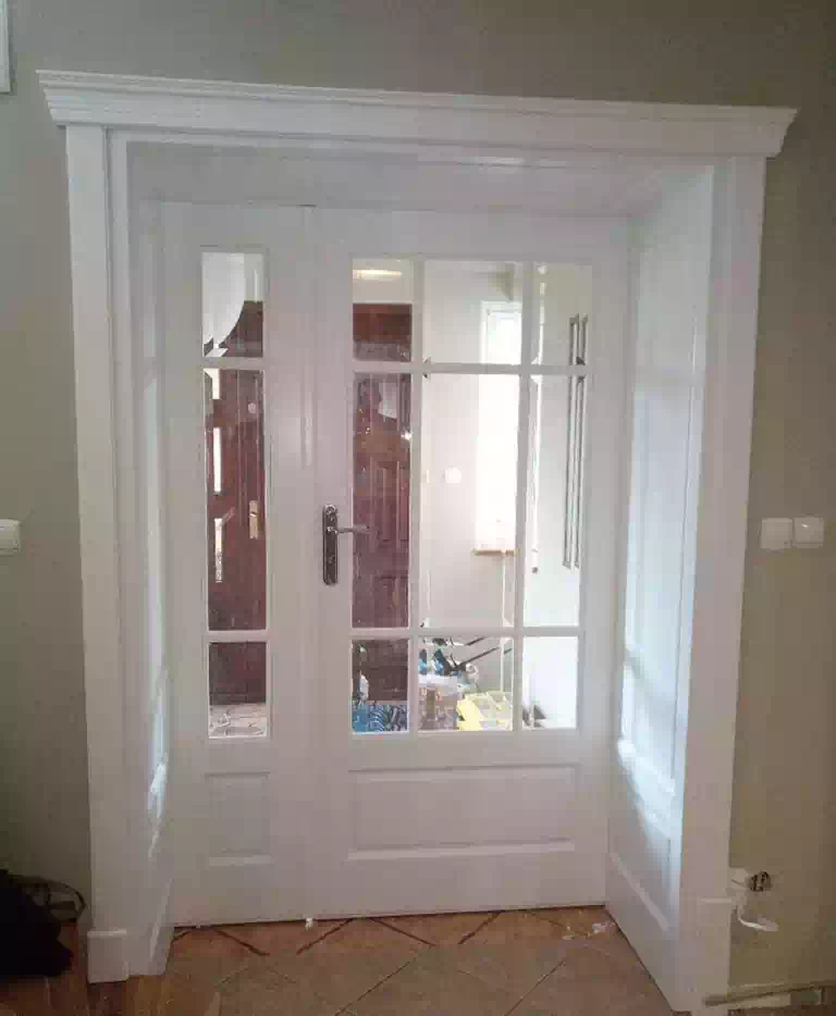 białe oszklone drzwi