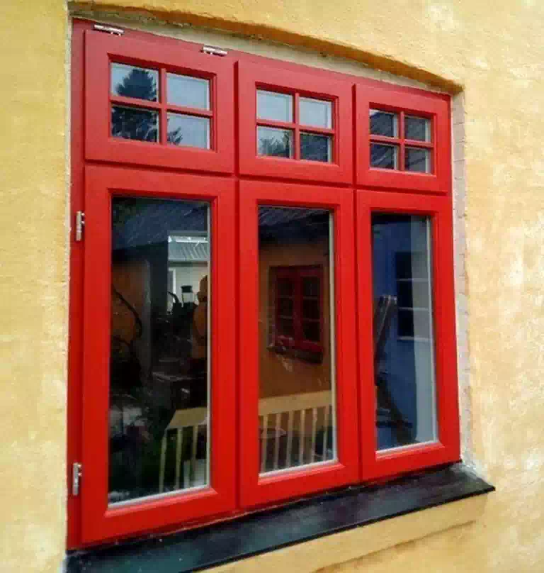 czerwone drewniane okna