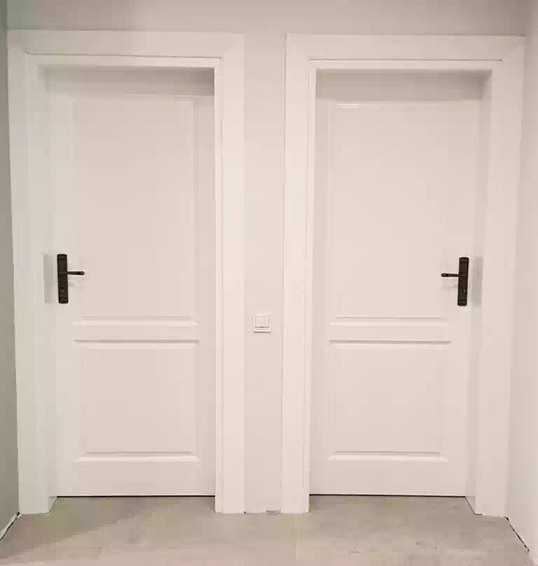 dwie pary białych drzwi