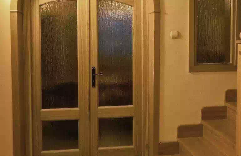 drzwi z jasnego drewna