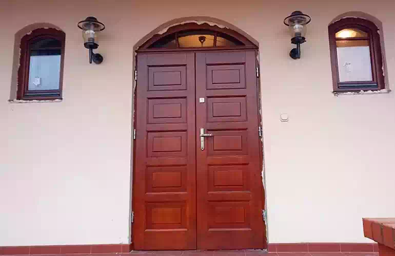 drzwi z czerwonego drewna