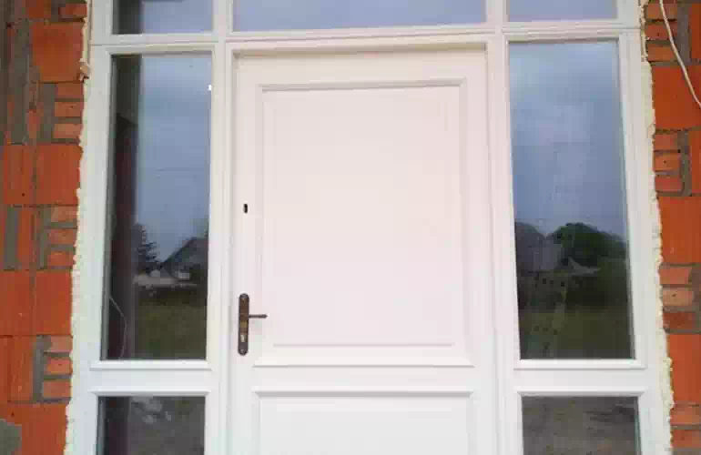 nowowstawione drzwi